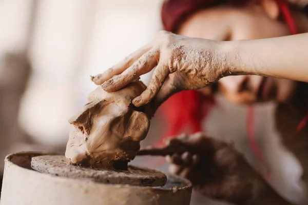 Young Woman Sculptor Artist Creating Bust Sculpture Clay Art Studio — Fotografia de Stock