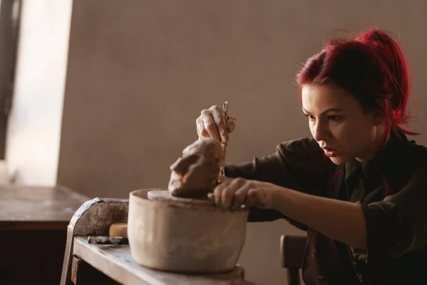 若い女性彫刻家の芸術スタジオで粘土でバスト彫刻を作成します — ストック写真