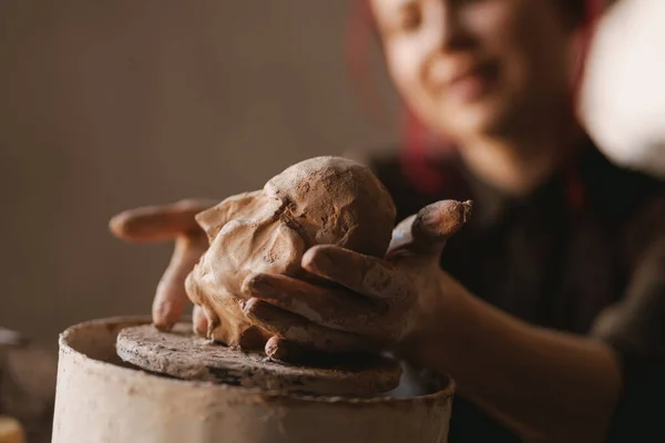 Joven Artista Escultora Sonriente Creando Una Escultura Busto Con Arcilla — Foto de Stock