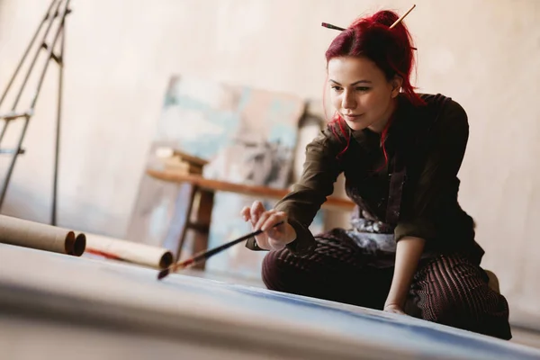 Jonge Vrouw Kunstenaar Schilderen Terwijl Zitten Een Vloer Een Kunststudio — Stockfoto
