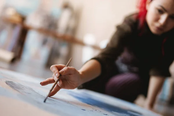 Jonge Vrouw Kunstenaar Schilderen Terwijl Zitten Een Vloer Een Kunst — Stockfoto