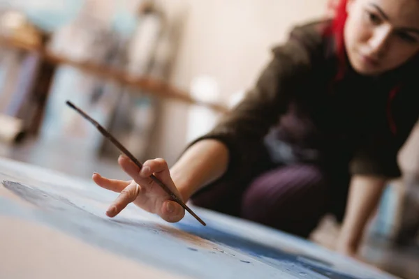 Ung Kvinna Konstnär Målning Medan Sitter Ett Golv Konststudio Närbild — Stockfoto