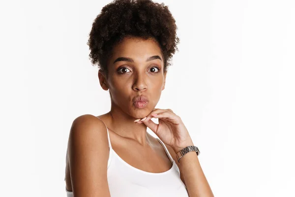 Joven Mujer Negra Camiseta Sin Mangas Haciendo Labios Beso Mirando —  Fotos de Stock