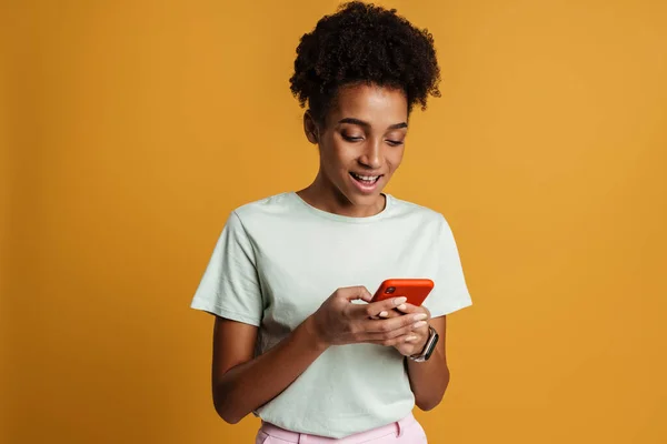 Young Black Woman Smiling While Using Mobile Phone Isolated Yellow — Stock Photo, Image