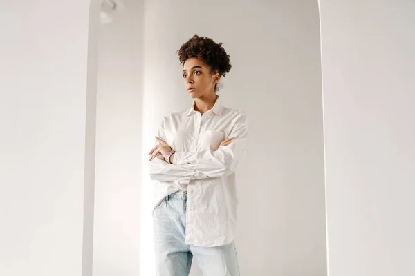 Young Black Woman Standing Looking Aside Indoors — Stock fotografie