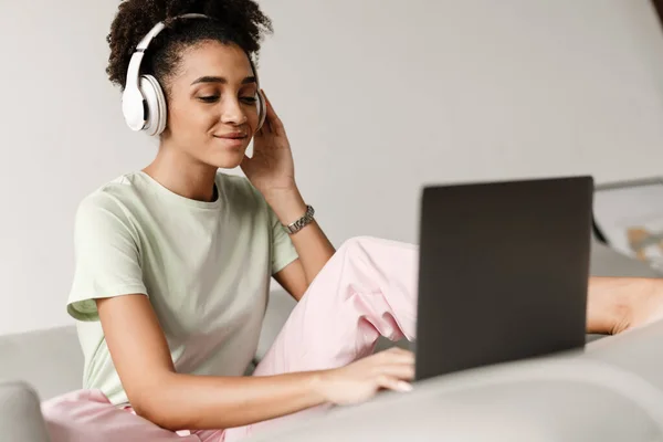 Young Black Woman Headphones Using Laptop While Sitting Couch Home — Foto Stock