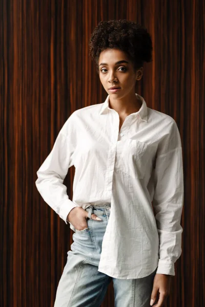 Young Black Woman Standing Looking Camera Indoors — Φωτογραφία Αρχείου