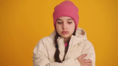 Sarı atölyede saçı örgülü yakışıklı kız donuyor.