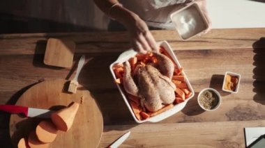 Mutfaktaki fırında pişirmek için kadın tuzlu tavuk manzarası