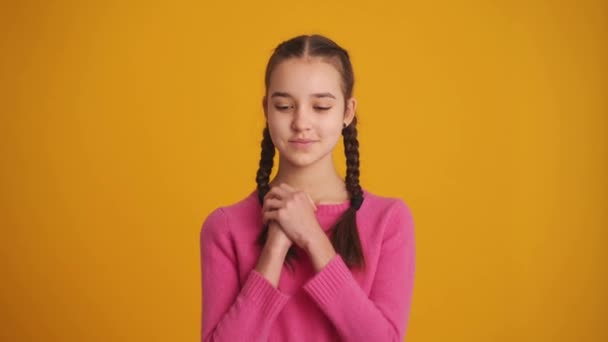 Chica Positiva Con Coletas Derritiéndose Cámara Estudio Amarillo — Vídeo de stock