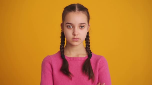 Δυσαρεστημένη Κοπέλα Κοτσίδες Που Κουνάει Αρνητικά Κεφάλι Της Στο Κίτρινο — Αρχείο Βίντεο
