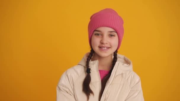 Усміхнена Дівчина Кісками Позує Камеру Жовтій Студії — стокове відео