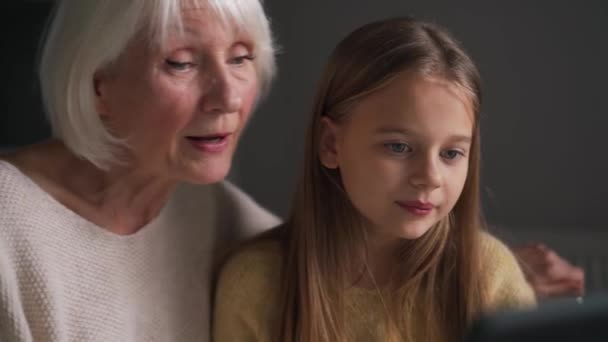 Όμορφο Κορίτσι Γιαγιά Της Μιλάει Βιντεοκλήση Στο Τάμπλετ Στο Σπίτι — Αρχείο Βίντεο