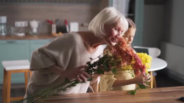 Neşeli Kız Büyükannesine Bir Buket Çiçek Toplamasına Yardım Eder — Stok video