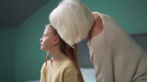 Nenek Mengepang Rambut Cucunya Rumah — Stok Video