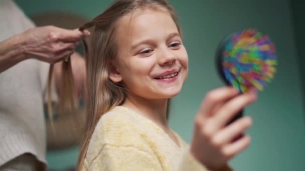 Σίγουρο Κορίτσι Που Κοιτάζει Μαλλιά Στον Καθρέφτη Στο Σπίτι — Αρχείο Βίντεο