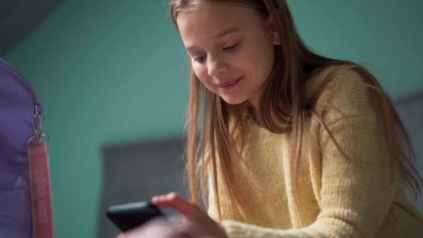 Gülümseyen Kız Evde Telefonla Mesaj Atıyor — Stok video
