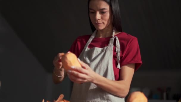 Självsäker Kvinna Som Skalar Sötpotatis Köket — Stockvideo