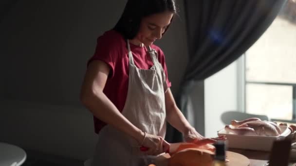 Femme Positive Coupe Patate Douce Sur Planche Dans Cuisine — Video