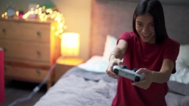 Neşeli kadın evdeki oyun sahasında oyun oynuyor.