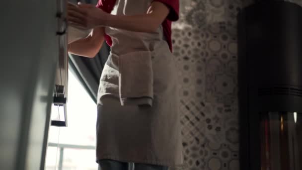 열정적 여자가고 구마와 주방의 오븐에 요리하는 — 비디오