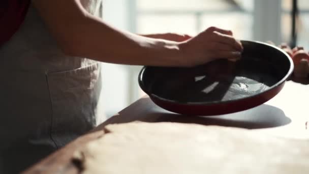 台所で女性の手油焼きシート — ストック動画