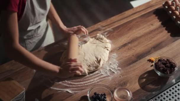 台所で圧延ピンで生地を圧延女性のオーバーヘッドビュー — ストック動画