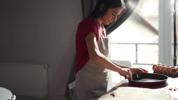 台所で集中女性油ベーキングシート — ストック動画