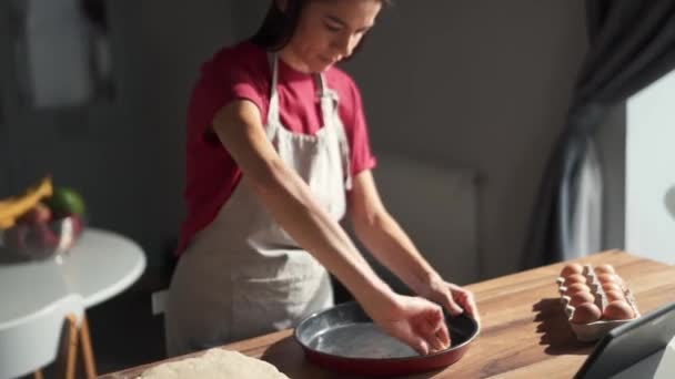 正の女性は台所でベーキングシートを油 — ストック動画