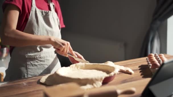 Wanita Pemangkasan Adonan Berlebihan Pada Lembar Kue Dapur — Stok Video