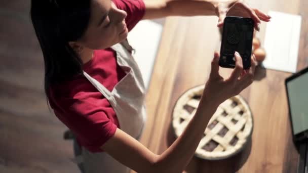 ブルネット女性作る写真のパイオン電話でキッチン — ストック動画