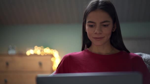 Позитивна Жінка Дивиться Ноутбук Вдома — стокове відео