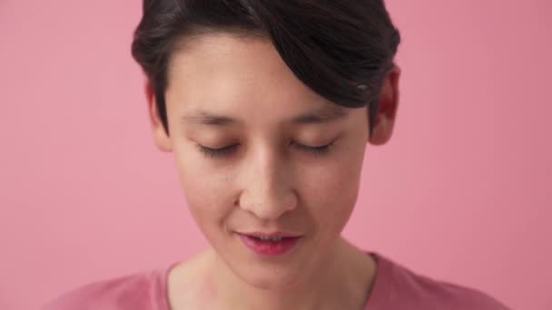Smiling Asian Man Opening His Eyes Camera Pink Studio — Stockvideo