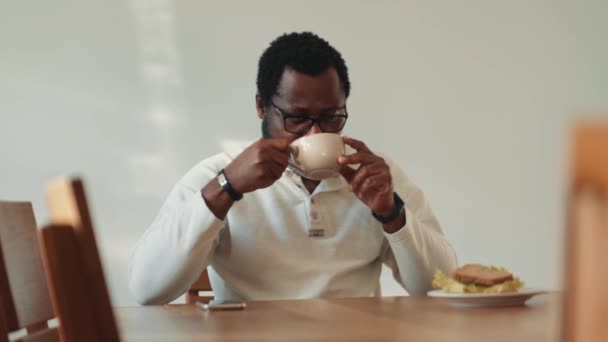 Africano Serio Hombre Gafas Teniendo Desayuno Casa — Vídeo de stock