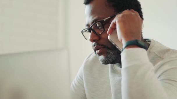 Σοβαρός Αφρικανός Μιλάει Τηλεφωνικώς Στο Σπίτι — Αρχείο Βίντεο