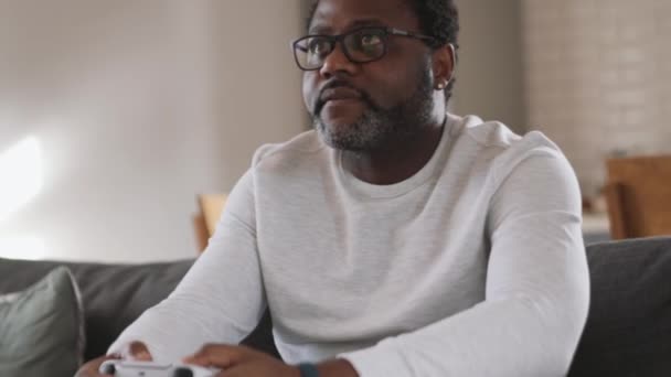 Hombre Africano Concentrado Jugando Con Gamepad Casa — Vídeo de stock