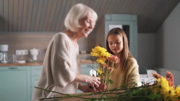 Cheerful Girl Her Grandmother Collect Bouquet Flowers Home — Vídeos de Stock