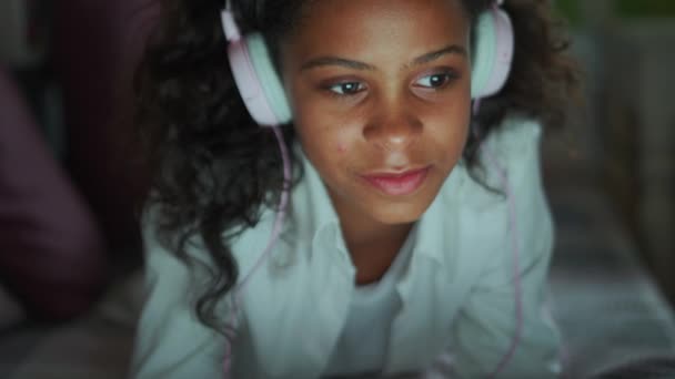 Concentrated African Young Girl Headphones Watching Something Laptop Home — Vídeos de Stock