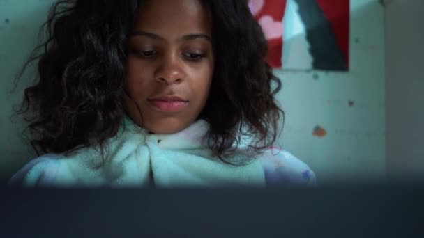 Αυτοπεποίθηση Αφρικανική Νεαρή Κοπέλα Κοιτάζοντας Φορητό Υπολογιστή Νύχτα — Αρχείο Βίντεο
