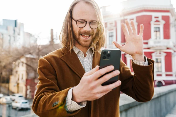White Ginger Man Eyeglasses Gesturing While Using Mobile Phone City — Stockfoto