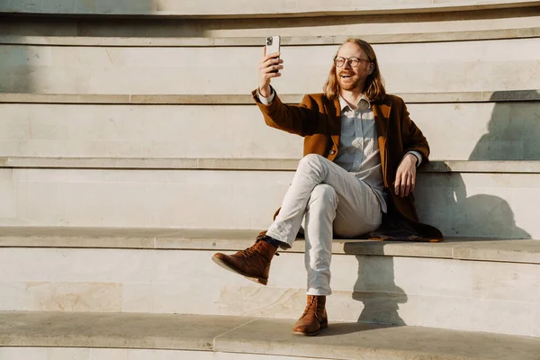 White Ginger Man Taking Selfie Cellphone While Sitting Stairs Outdoors —  Fotos de Stock