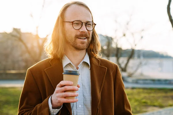 White Ginger Man Eyeglasses Smiling While Drinking Coffee City Street — стоковое фото