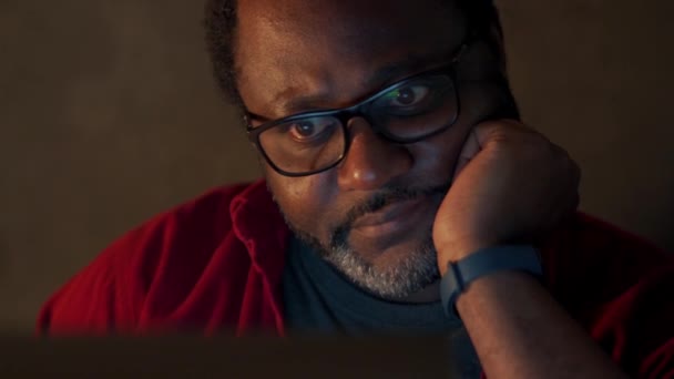 Concentrated African Man Reading Something Screen Office — Vídeo de stock