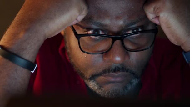 Displeased African Man Reading Something Screen Office — Vídeo de stock