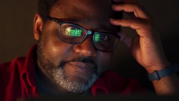 Ευτυχισμένος Αφρικανός Διαβάζει Κάτι Από Την Οθόνη Στο Γραφείο — Αρχείο Βίντεο