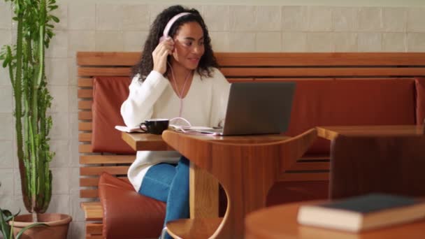 Συγκεντρωμένη Αφρικανική Γυναίκα Που Μαθαίνει Και Μιλάει Στο Καφέ — Αρχείο Βίντεο