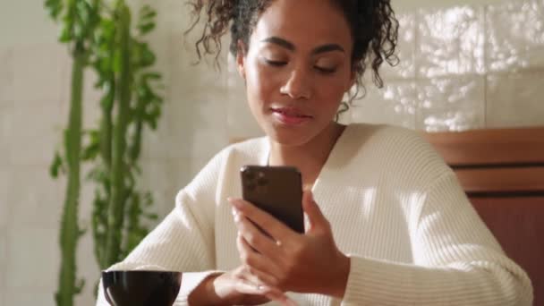 Serious African Woman Texting Phone Drinking Coffee Cafe — Wideo stockowe