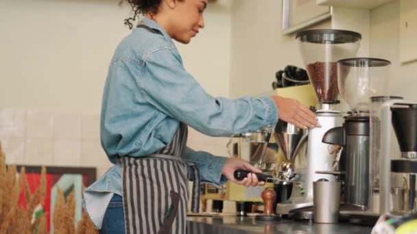 African Woman Barista Making Coffee Cafe — Stock Video