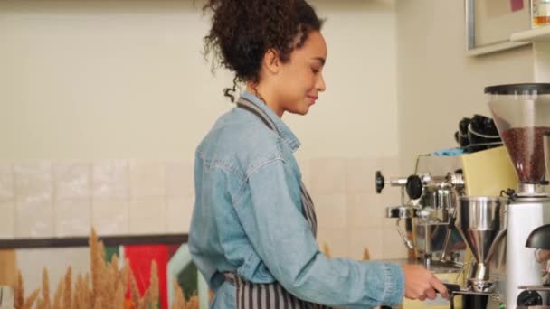 Positive African Woman Barista Making Coffee Cafe — Vídeos de Stock