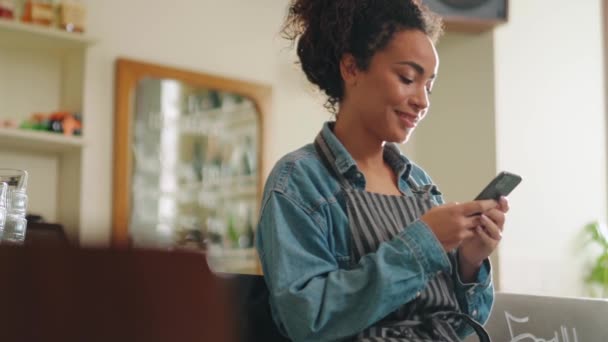 Happy African Woman Barista Texting Phone Cafe — Vídeo de Stock